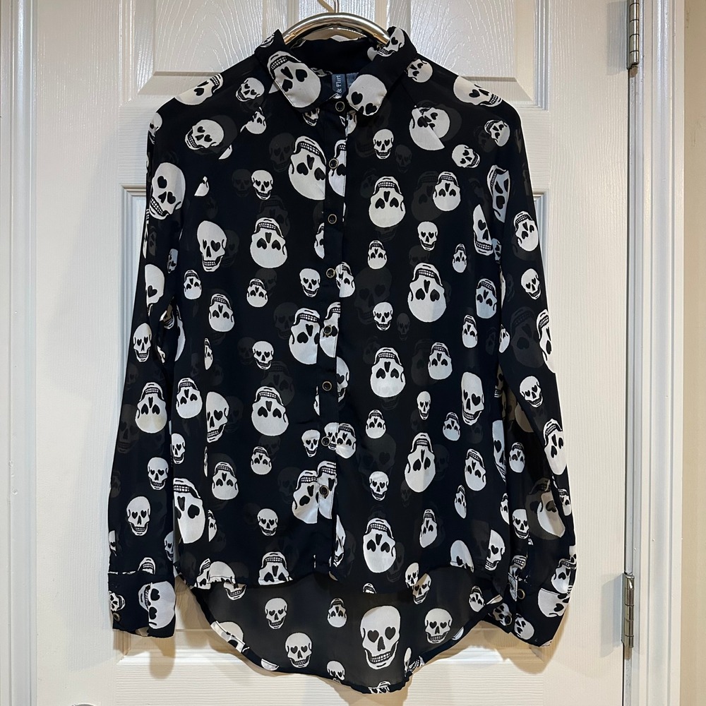 Fun & Flirt Skull Print Button Down Blouse Black White Heart Eyes High Low Large
